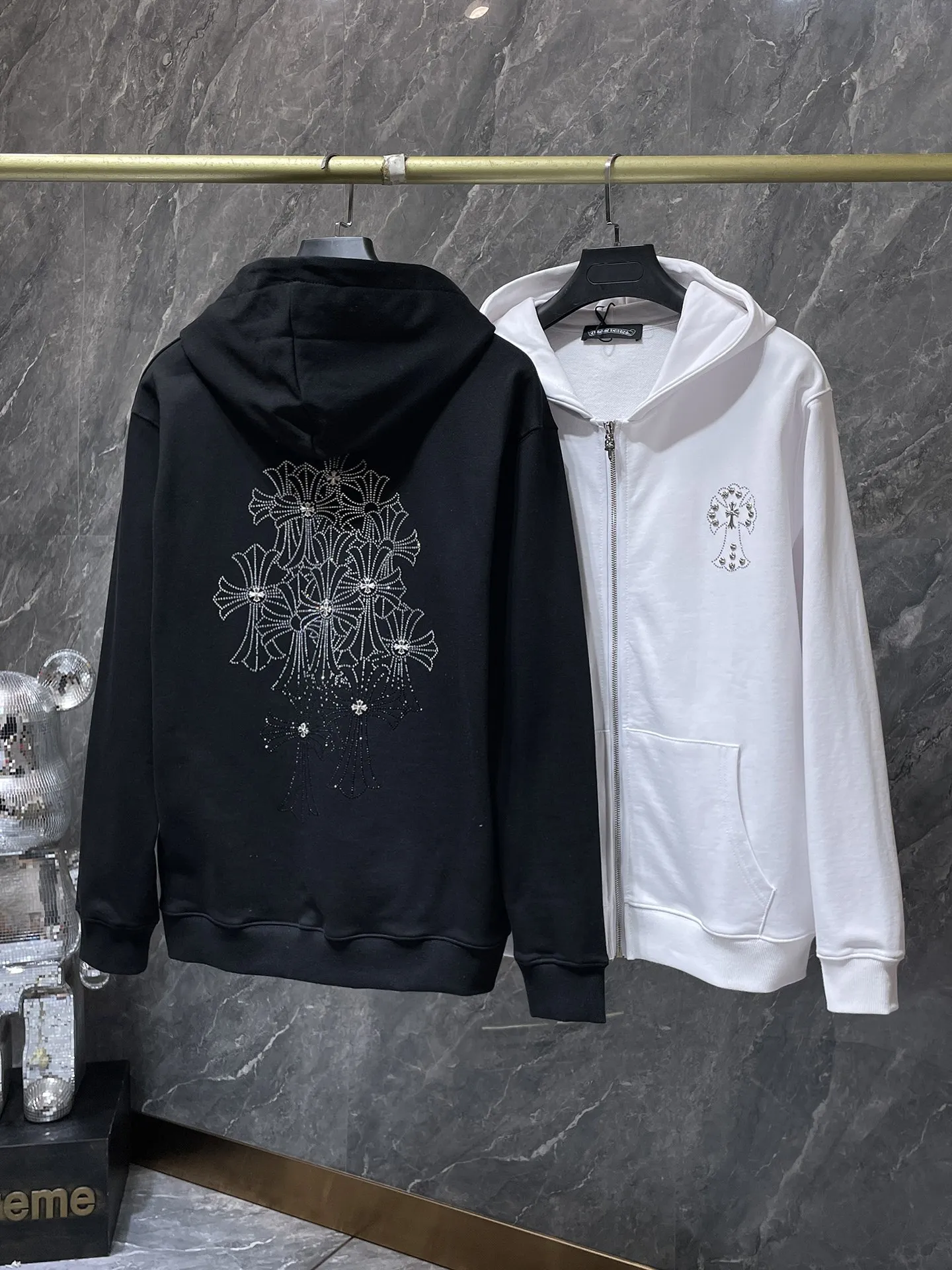 P276 Chrome Hearts Autumn and Winter 2025 Counter Synchronization Chrome Hot Diamond Cross Handmade Willow Sweatshirt Imported Diamond➕Handmade Willow Improved Customized Version 1:1 High Weight High Quality Fabric Recommended Color: Black White Code Number: S, M, L, XL